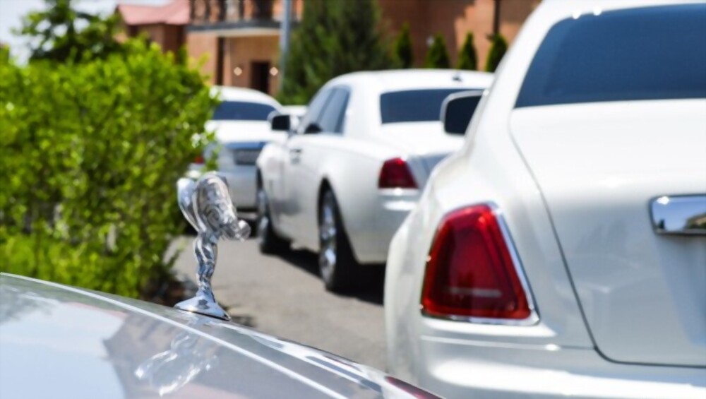 Who provides the Best Luxury Wedding Car Service in Staffordshire and Cheshire?